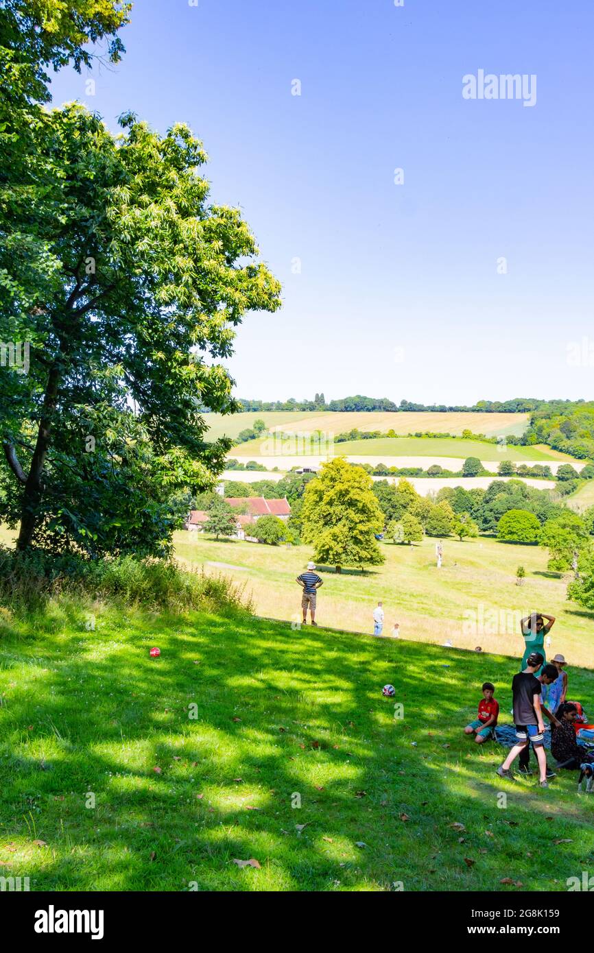 Die Menschen genießen die Parklandschaft rund um Hughenden Manor, High Wycombe Stockfoto