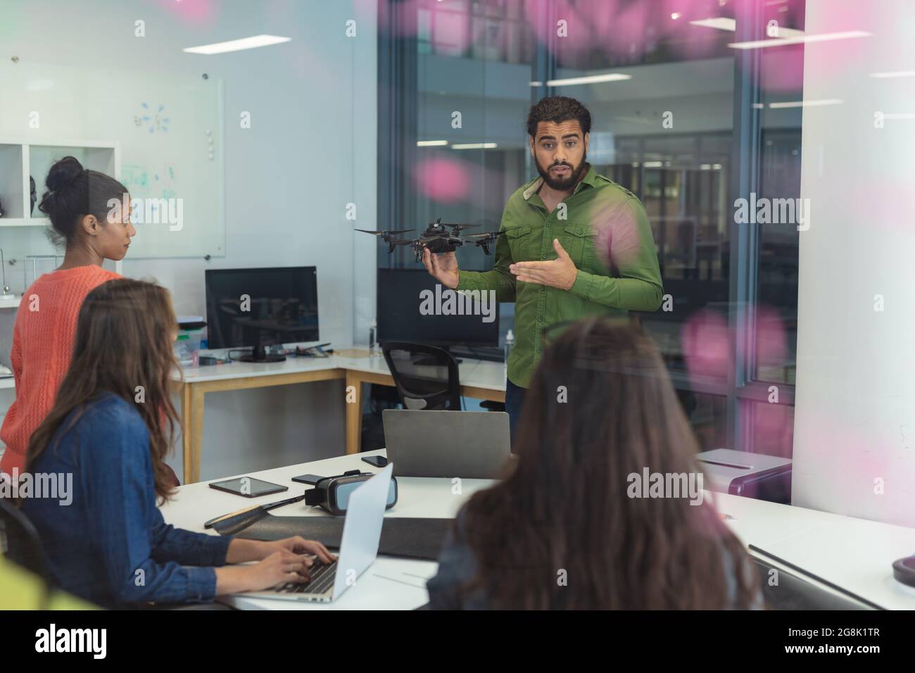 Eine vielfältige Gruppe kreativer Kollegen, die sich bei einem Meeting unterhalten Stockfoto