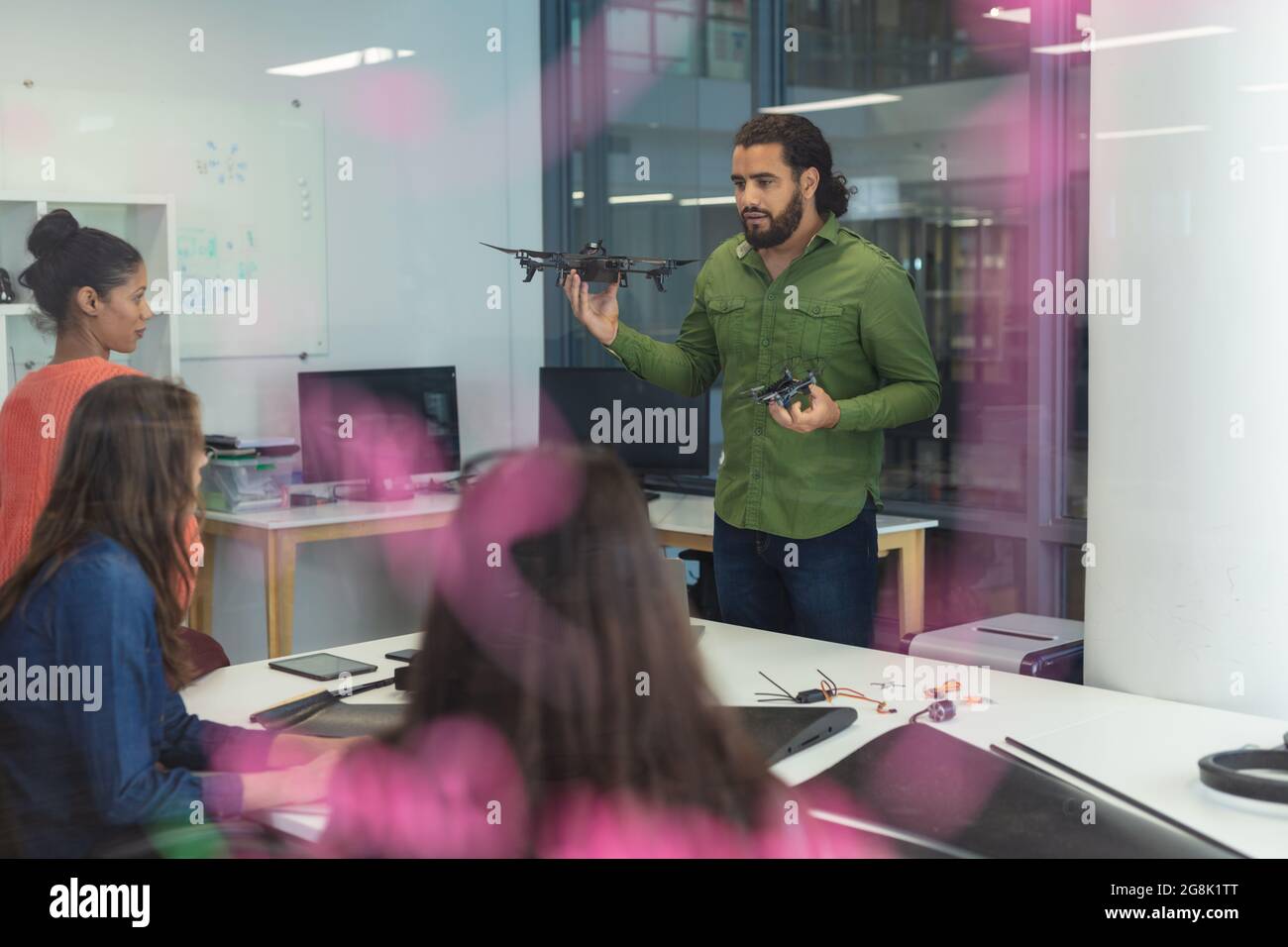 Eine vielfältige Gruppe kreativer Kollegen, die sich bei einem Meeting unterhalten Stockfoto