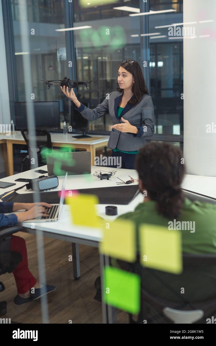 Eine vielfältige Gruppe kreativer Kollegen, die sich bei einem Meeting unterhalten Stockfoto