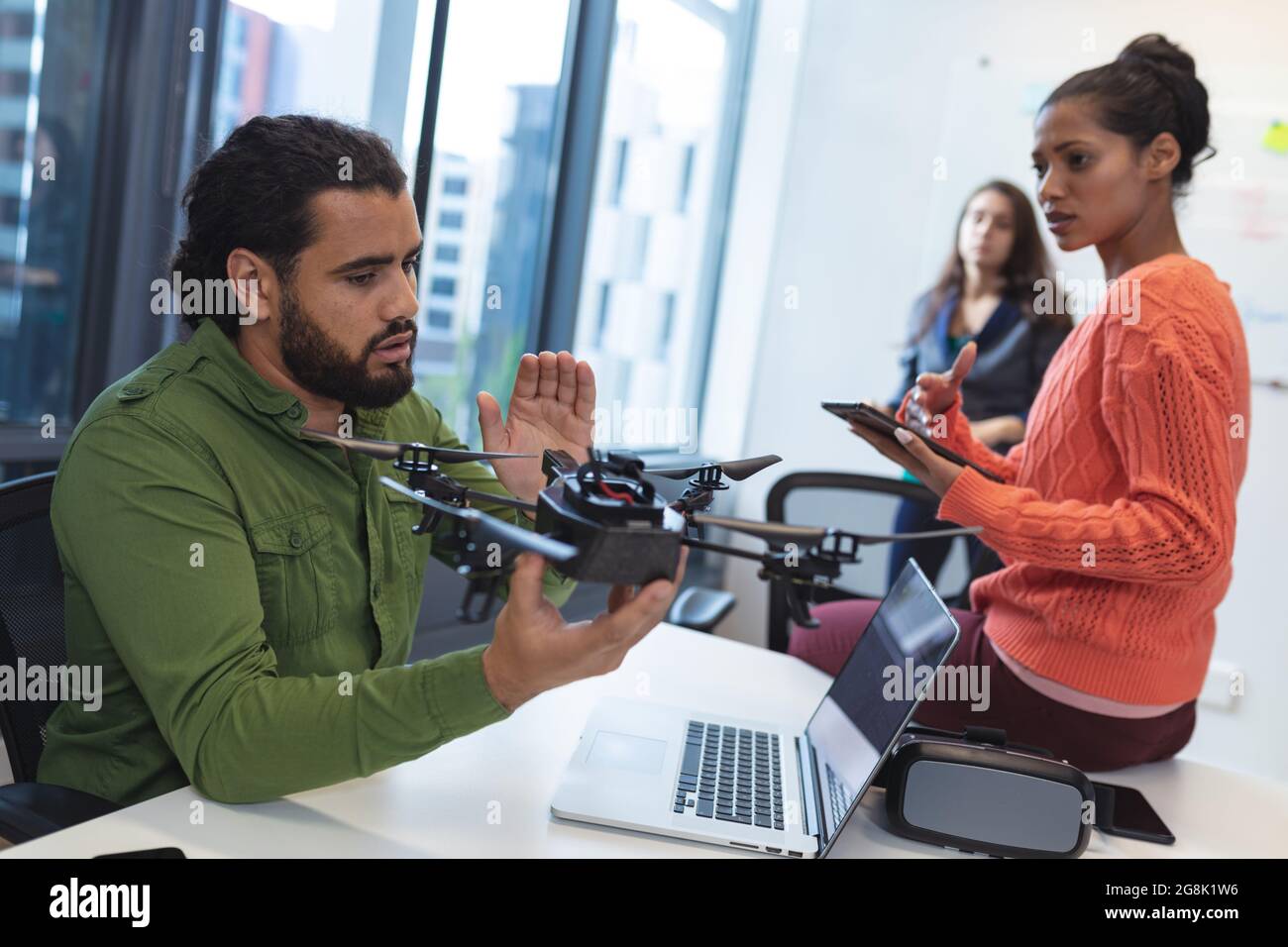 Eine vielfältige Gruppe kreativer Kollegen, die sich bei einem Meeting unterhalten Stockfoto