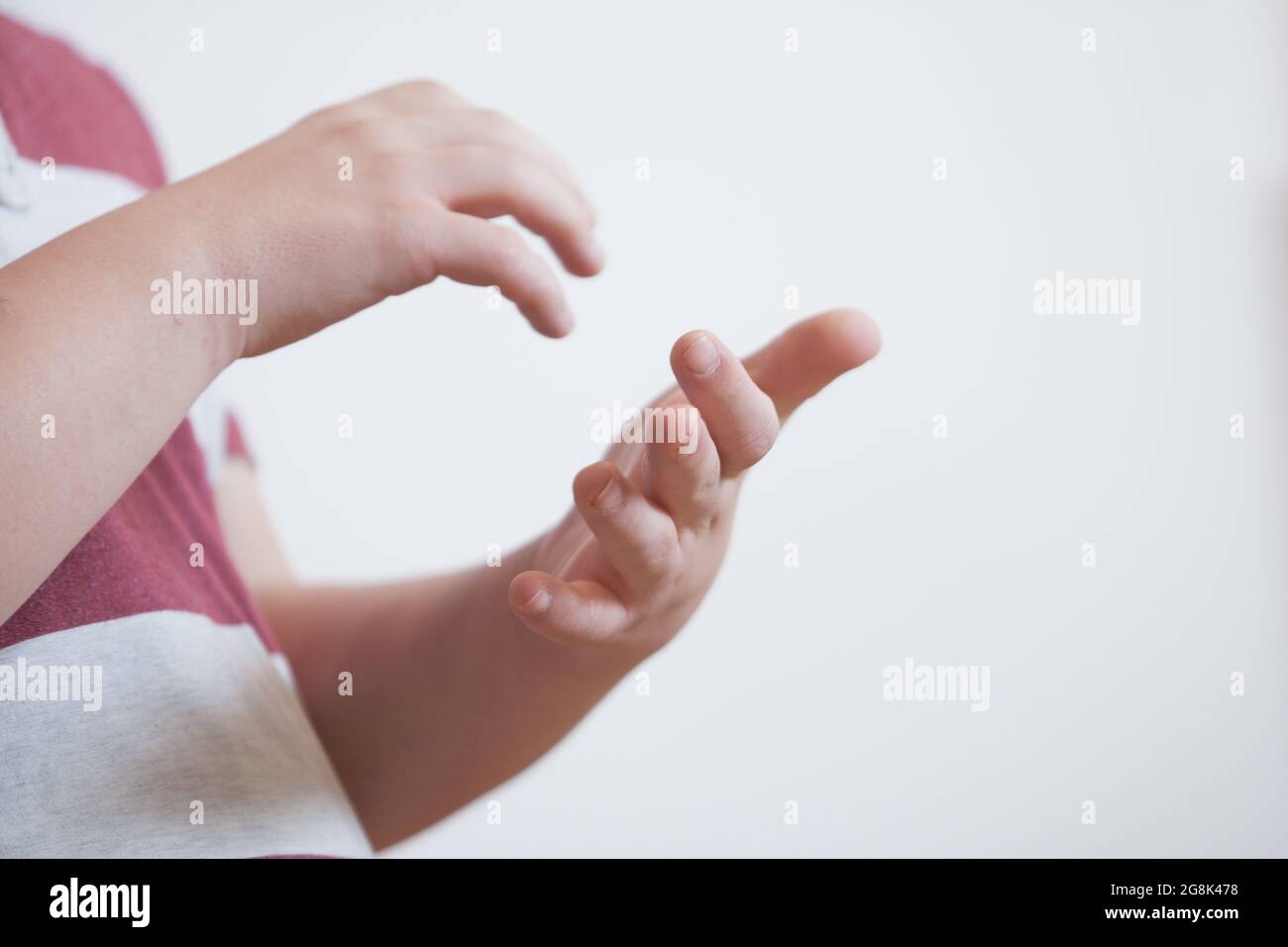 Hände in Kontakt. Beziehung, Verbindung und Kommunikation mit Berührung, zärtliche Geste. Down-syndrom. Stockfoto