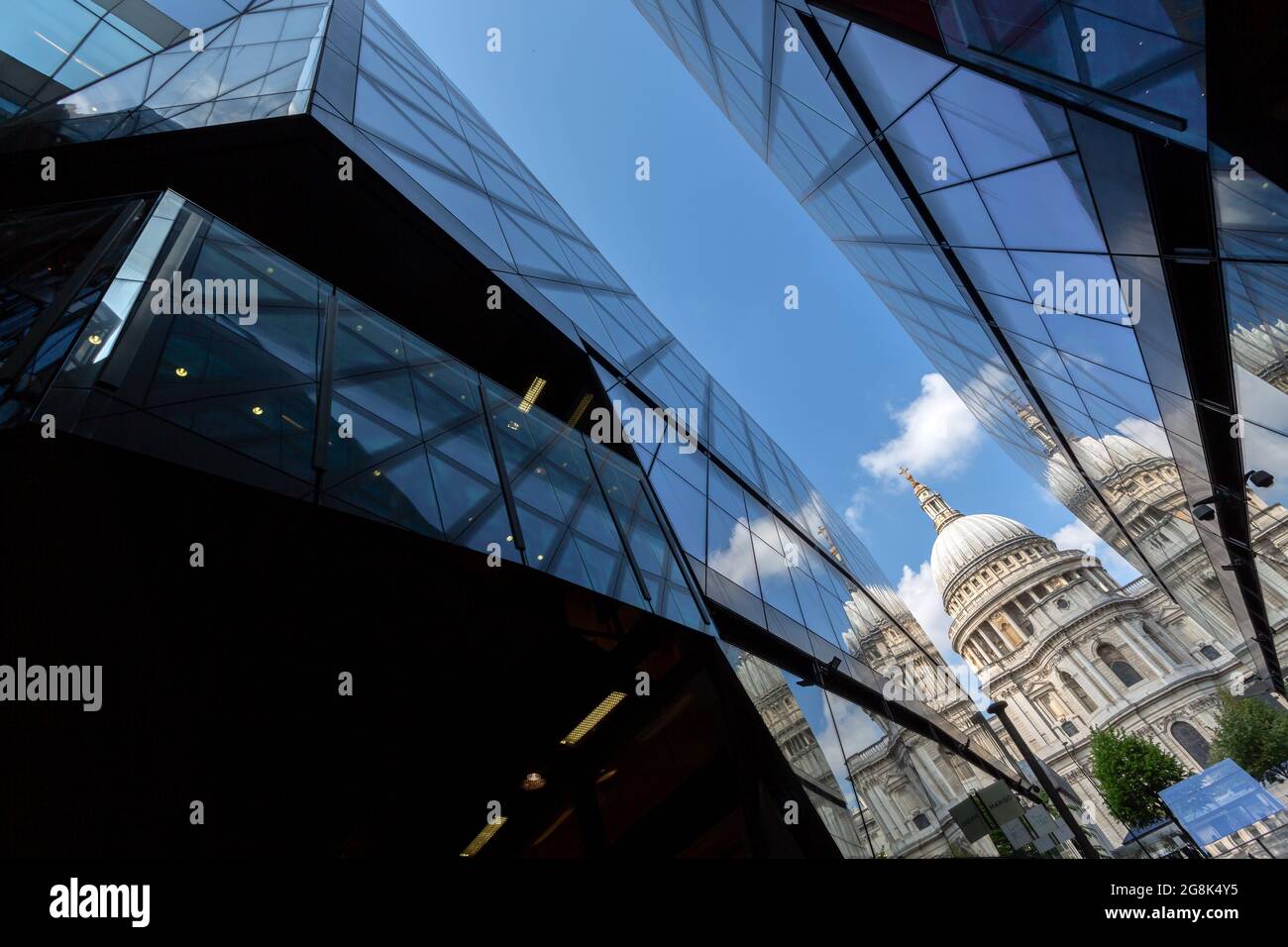 Die St Paul's Kathedrale von einem Neuen Change, London, UK gesehen Stockfoto