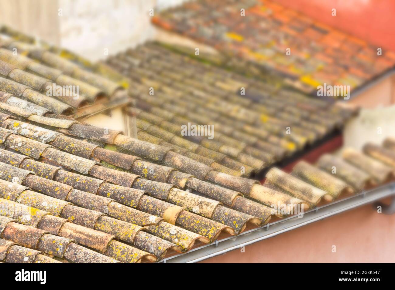 Alte Dachziegel auf dem Dach eines alten Hauses als nahtlose Muster Stockfoto