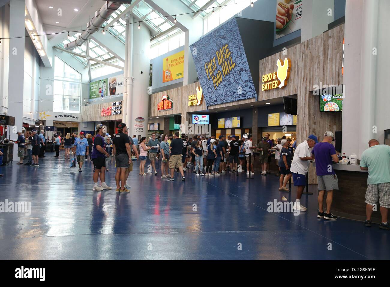 St. Petersburg, Florida. USA; da allgemeine Ansicht eines der Food Courts im Tropicana Field während eines Major League Baseballspiels zwischen dem Tampa Bay R Stockfoto