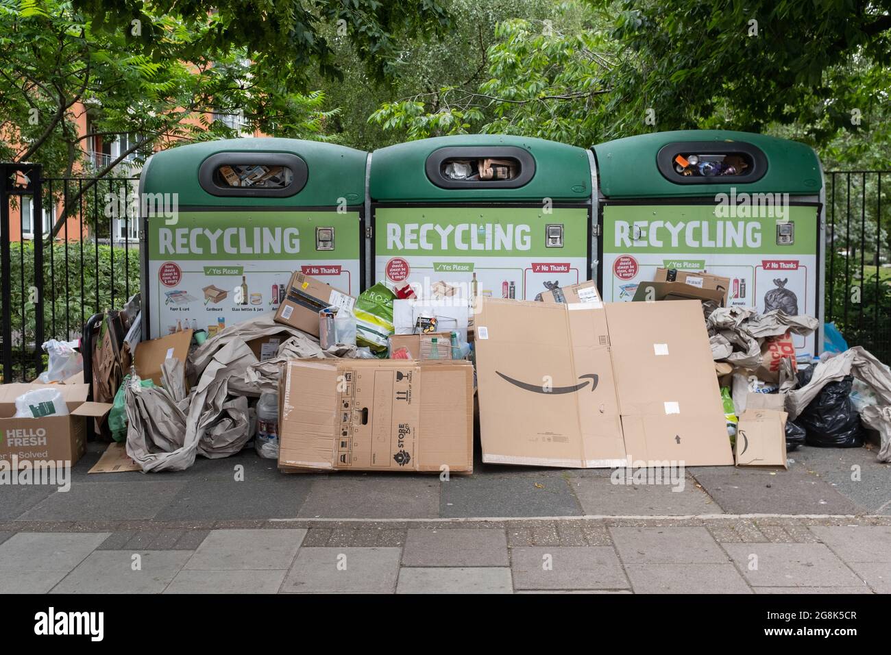 Überlaufende Recycling-Behälter und Amazon-Kartonverpackungen, Bloomsbury, Camden, London Stockfoto