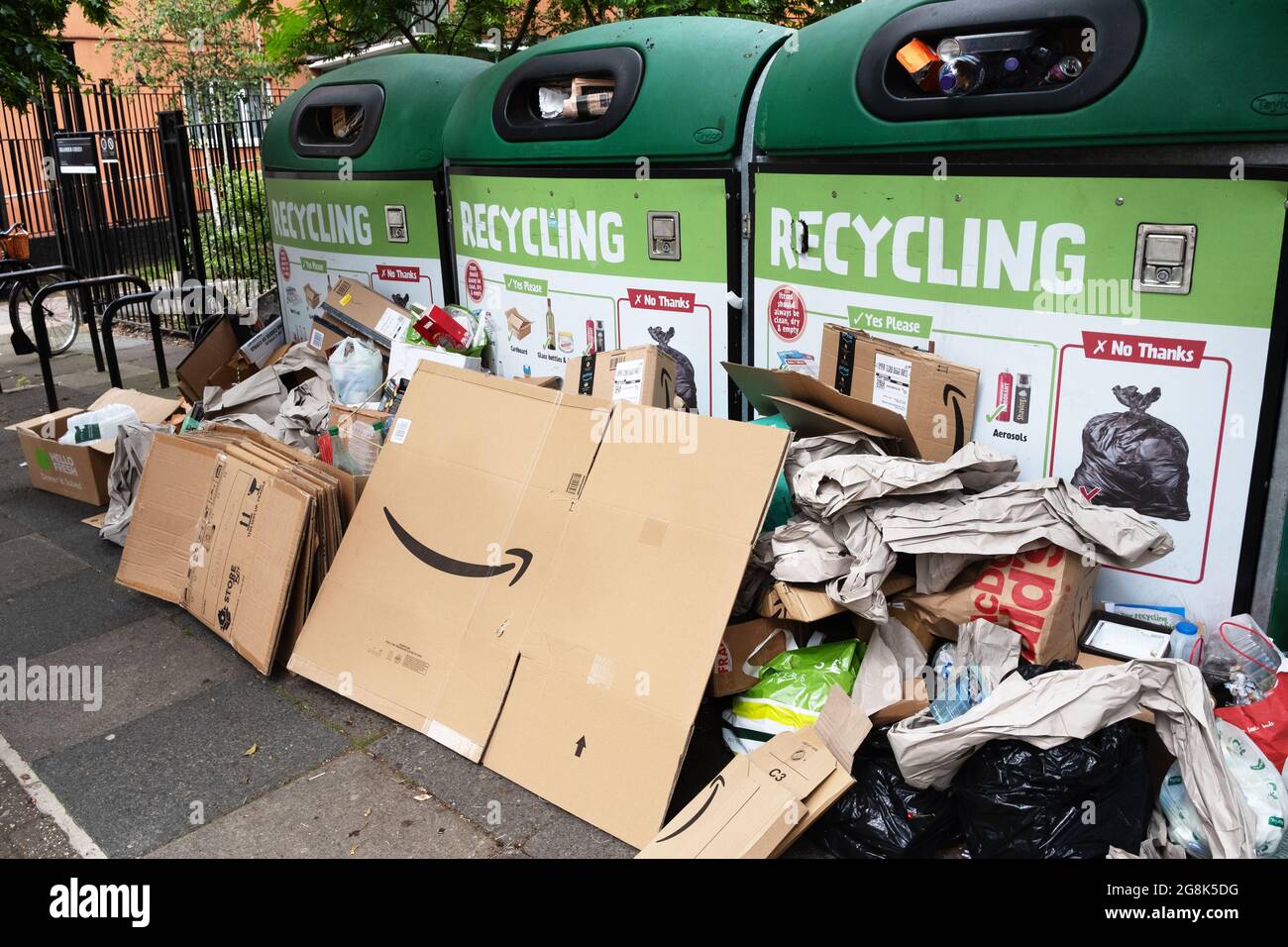 Überlaufende Recycling-Behälter und Amazon-Kartonverpackungen, Bloomsbury, Camden, London Stockfoto