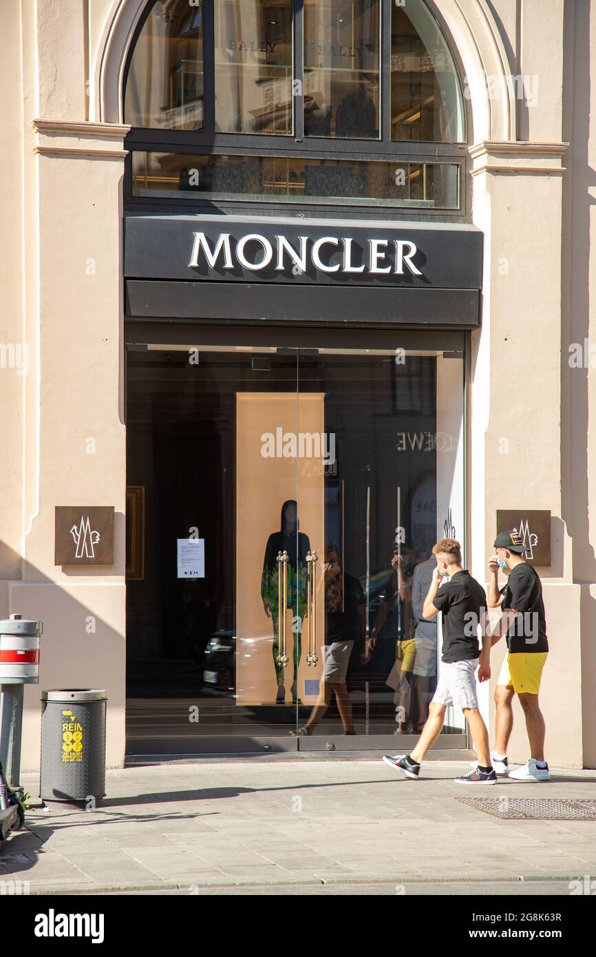 Jugendliche gehen in den Moncler Laden in der Maximilianstraße. Viele  Menschen nutzen den Samstag um in der Innenstadt Geschäfte zu tätigen und  durch die Geschäfte zu stöbern. Vor einigen Lädchen gat es
