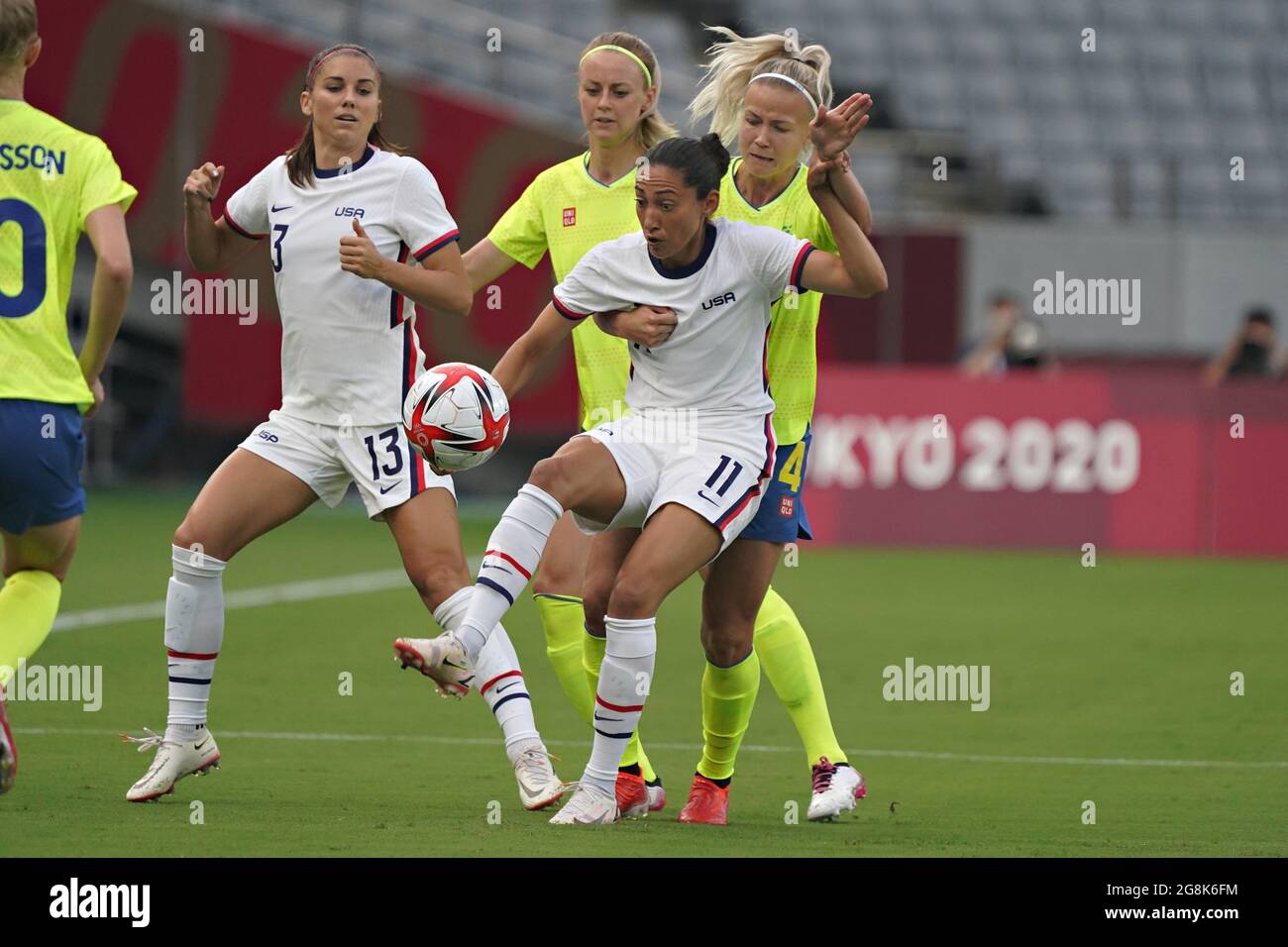 Tokio, Japan. Juli 2021. Die US-amerikanische Stürterin Christen Press (11) kämpft mit der schwedischen Verteidigerin Hanna Glas (4) während eines Fußballspiels der Frauengruppe G im Tokyo Stadium während der Olympischen Sommerspiele in Tokio am Mittwoch, dem 21. Juli 2021, um den Ball. Foto von Richard Ellis/UPI Credit: UPI/Alamy Live News Stockfoto