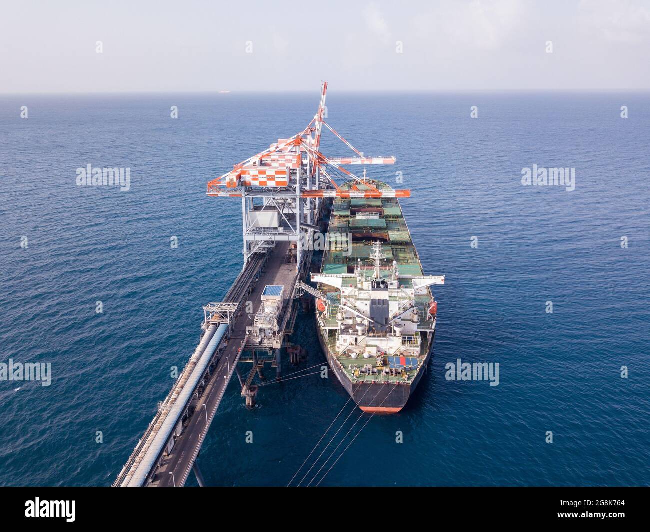 Bulk-Containerschiff entlädt Kohle im Hafen des Kraftwerks. Stockfoto