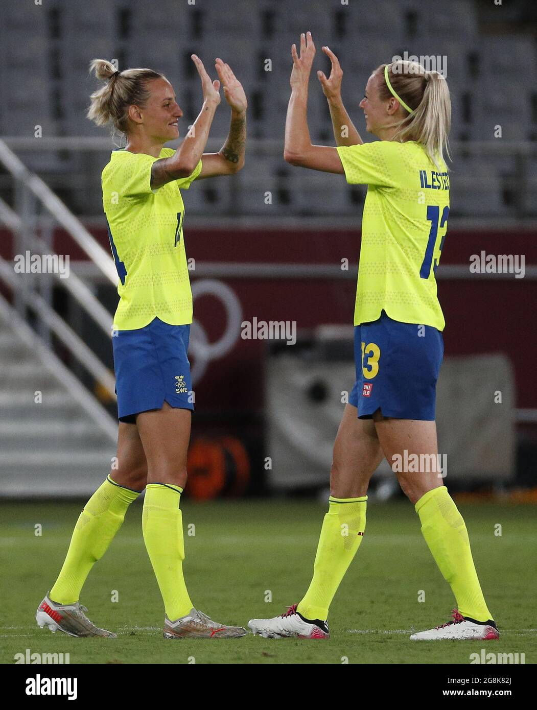 Tokio, Japan. Juli 2021. Die schwedische Verteidigerin Amanda Ilestedt (R) und die Teamkollegin Nathalie Bjorn (14) haben am Mittwoch, den 21. Juli 2021, ein Gruppenfußballspiel gegen die USA bei den Olympischen Sommerspielen in Tokio, Japan, gewonnen. Foto von Bob Strong/UPI. Kredit: UPI/Alamy Live Nachrichten Stockfoto