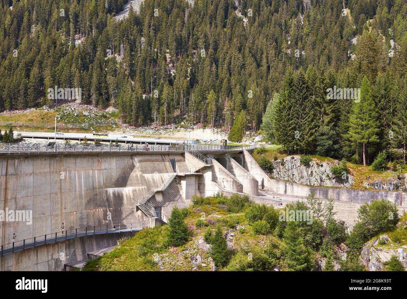 Blick auf Auslauf und Schleusen von der Dammkrone - Sufnersee-Staumauer, Sufers, Schweiz. Stockfoto