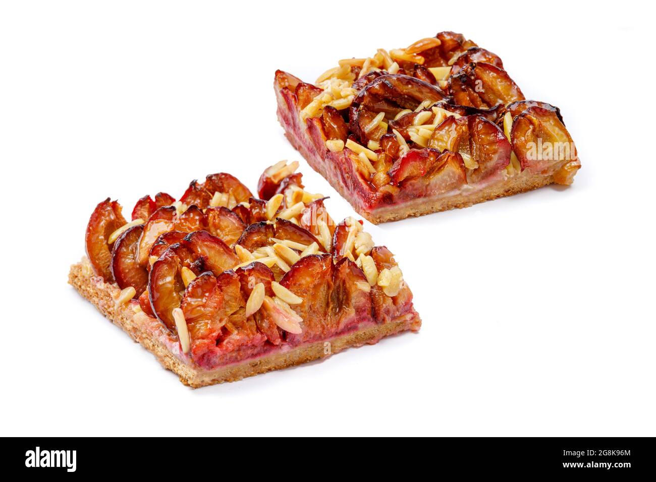 Frischer deutscher Pflaumenkuchen mit Mandeln, 2 Stück isoliert Stockfoto
