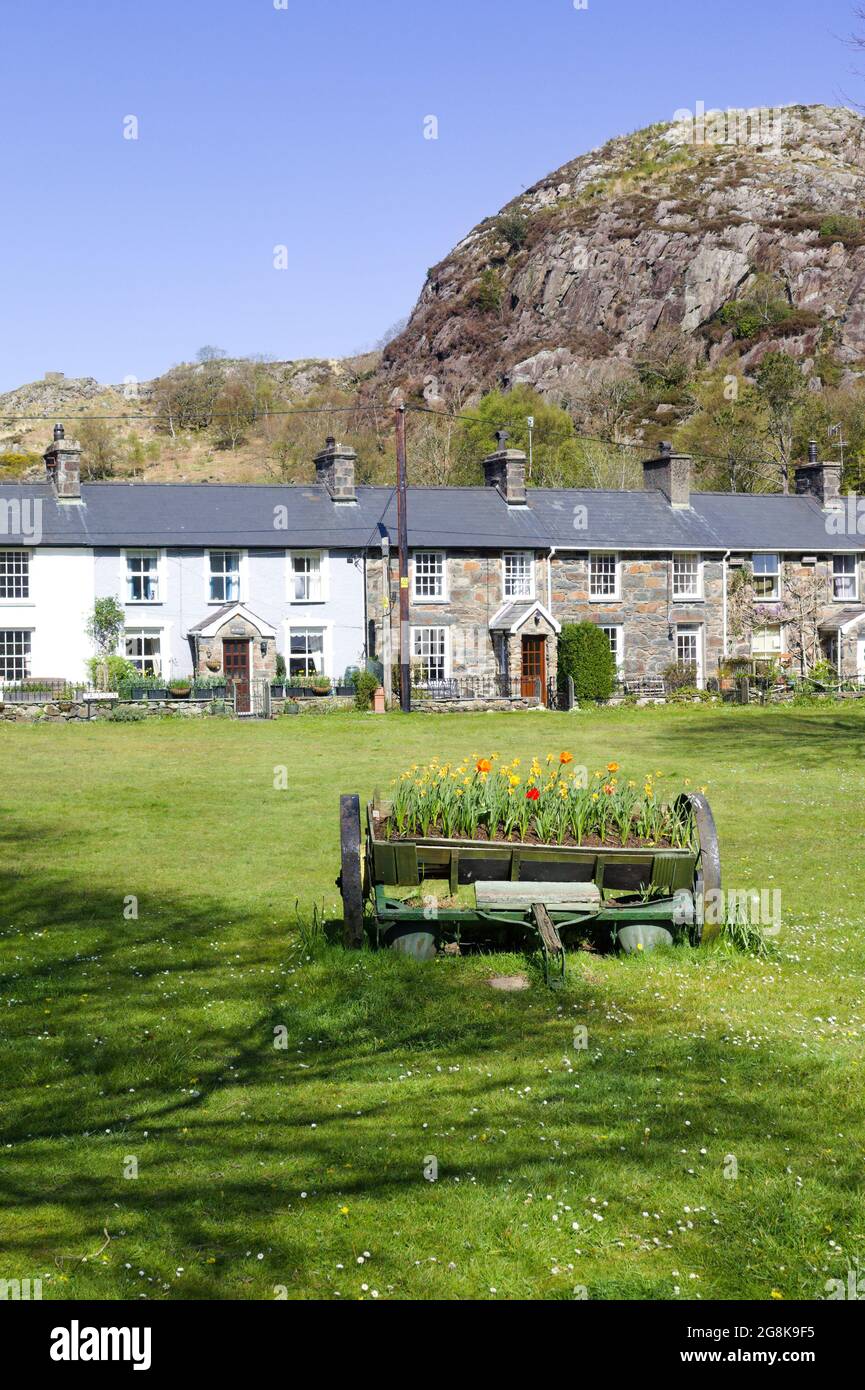 Beddgelert Wales hübsche Ferienhäuser an einem malerischen Dorf grüner Snowdonia-Nationalpark Einfache ländliche Szene an einem ruhigen sonnigen Frühlingstag Vertical Sho Stockfoto