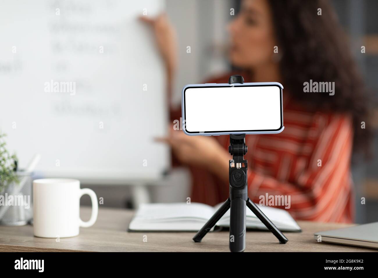 Lehrer Aufnahme Video, selektiver Fokus auf leeren Gadget-Bildschirm Stockfoto