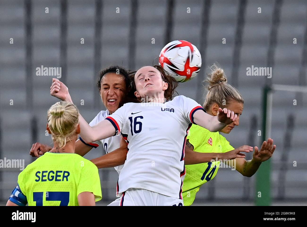 (210721) -- TOKIO, 21. Juli 2021 (Xinhua) -- Rose Lavelle (2., R) aus den Vereinigten Staaten spielt mit Nathalie Bjorn (1., R) aus Schweden während des Fußballspiels G zwischen Schweden und den Vereinigten Staaten bei Tokio 2020 in Tokio, Japan, 21. Juli 2021. (Xinhua/Guo Chen) Stockfoto