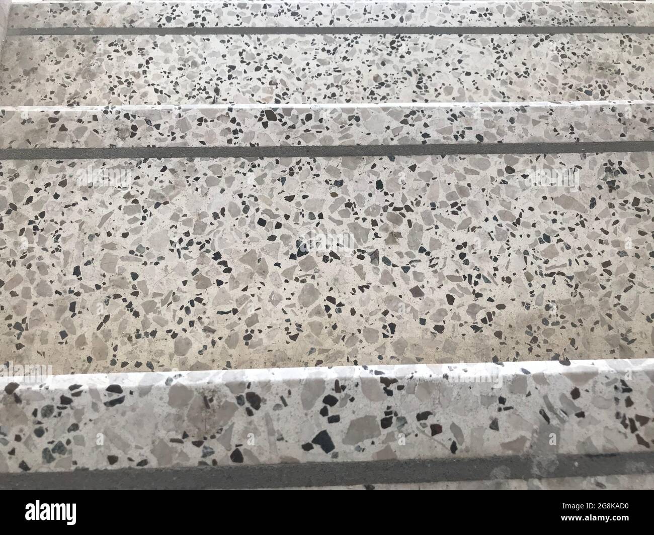 Rutschfeste Rillen über den Stufen der Treppe, die mit Granitsteinböden versehen sind, und für Stufen eines Hochhausbrandschutzstaus Stockfoto