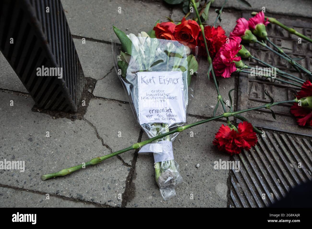 Einige Blumen auf dem Boden erinnern an Kurt Eisner, der von rechtsextremen Aktivisten getötet wurde. In München wurde zum 100. Jahrestag (21.2.2019) der Tötung von Kurt Eisner, dem Gründer des Freistaates Bayern und dem ersten Ministerpräsidenten Bayerns, an einige Aktivisten gedacht. (Foto von Alexander Pohl/Sipa USA) Stockfoto