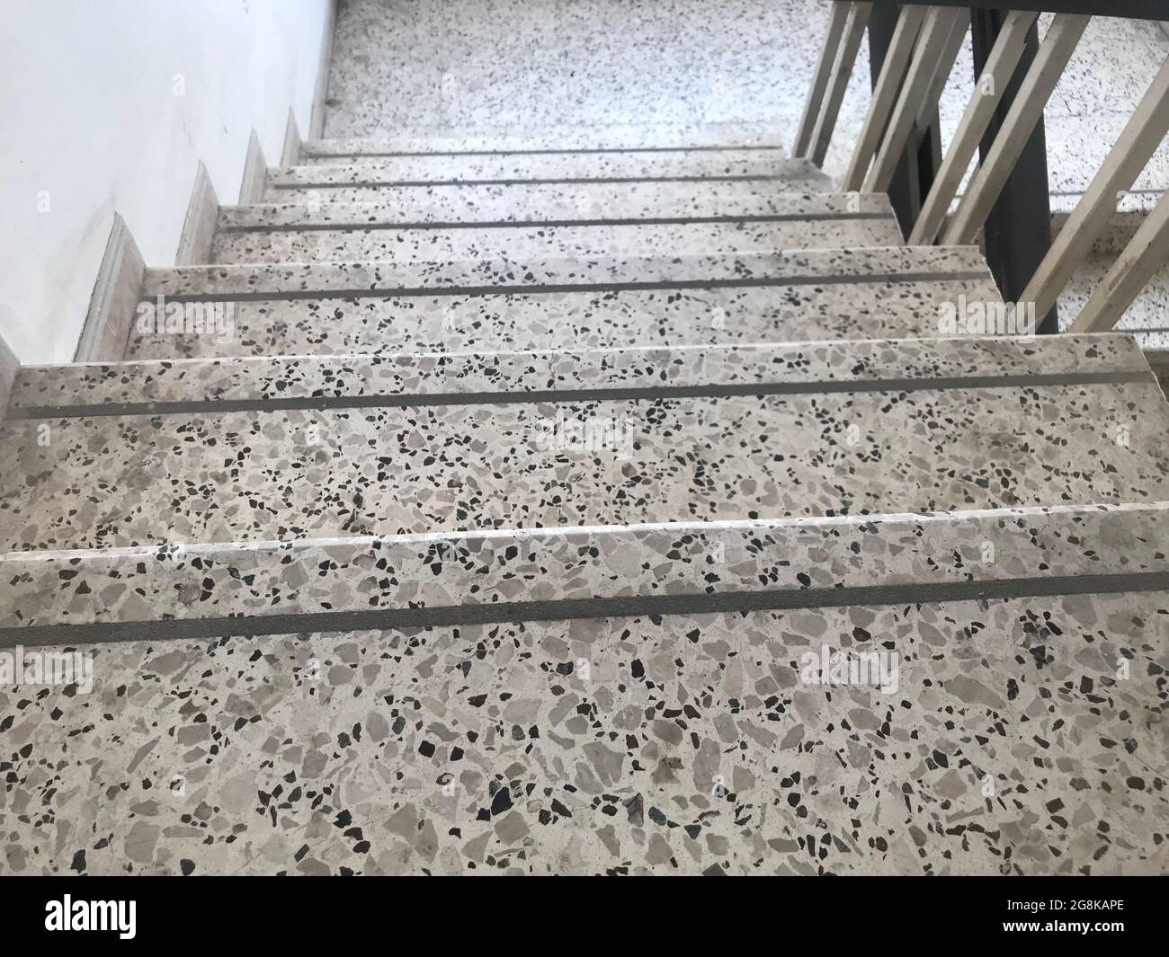 Rutschfeste Rillen über den Stufen der Treppe, die mit Granitsteinböden versehen sind, und für Stufen eines Hochhausbrandschutzstaus Stockfoto