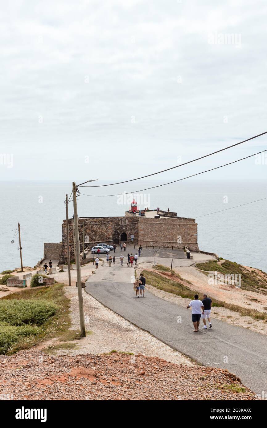 Nazare, Portugal - 27. Juni 2021: Blick auf den farol oder Leuchtturm in Nazare Sitio Stockfoto
