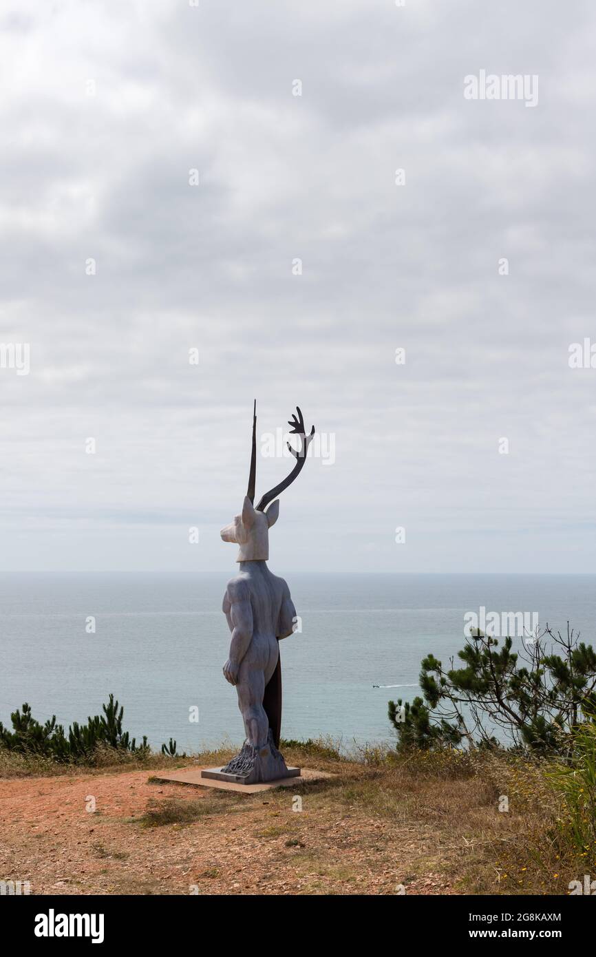 Nazare, Portugal - 27. Juni 2021: Die berühmte Statue des Rehe Surfers Surfista da Nazare. Stockfoto