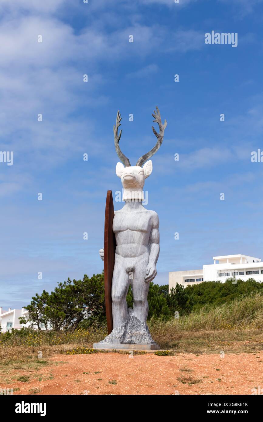 Nazare, Portugal - 27. Juni 2021: Die berühmte Statue des Rehe Surfers Surfista da Nazare. Stockfoto