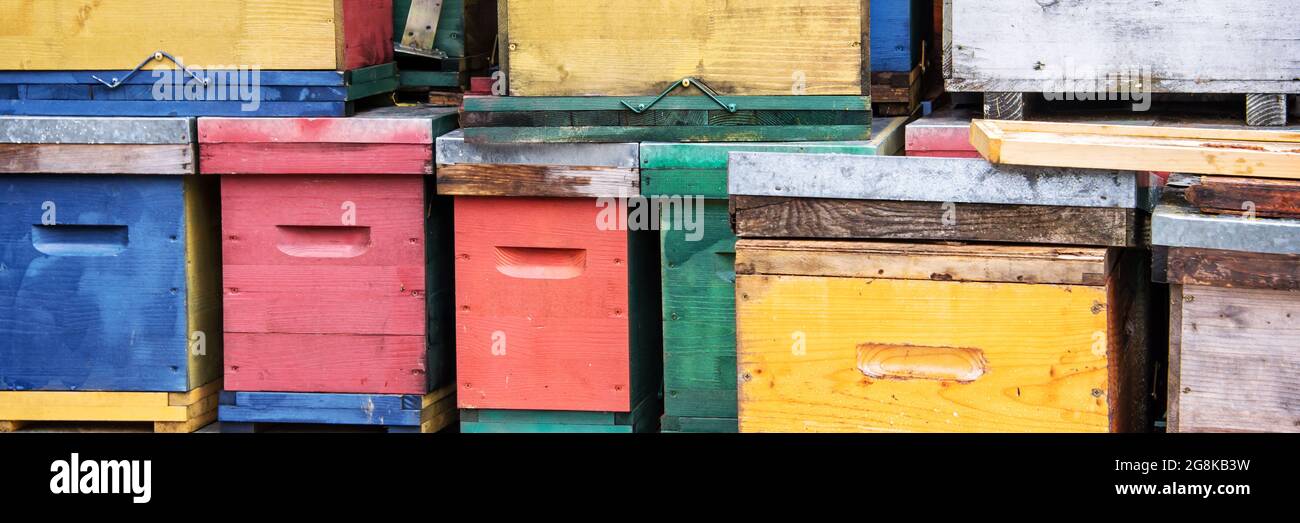 Stapel von bunten Bienenstöcken Hintergrund, Panorama-Web-Banner Stockfoto