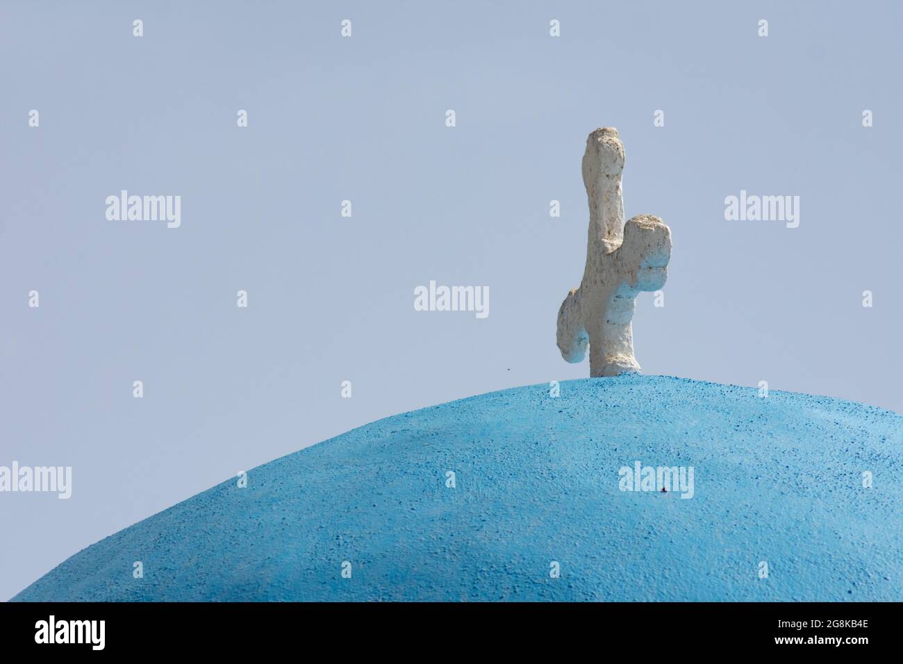 IOS Insel Griechenland traditionelle Kirche Nahaufnahme Detailansicht der eleganten blauen Kuppel einer lokalen kleinen Kapelle der klare blaue Himmel bietet Platz für Kopien Stockfoto