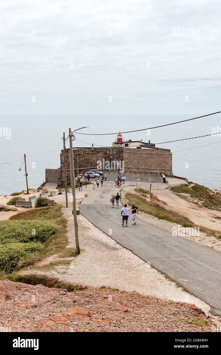 Nazare, Portugal - 27. Juni 2021: Blick auf den farol oder Leuchtturm in Nazare Sitio Stockfoto