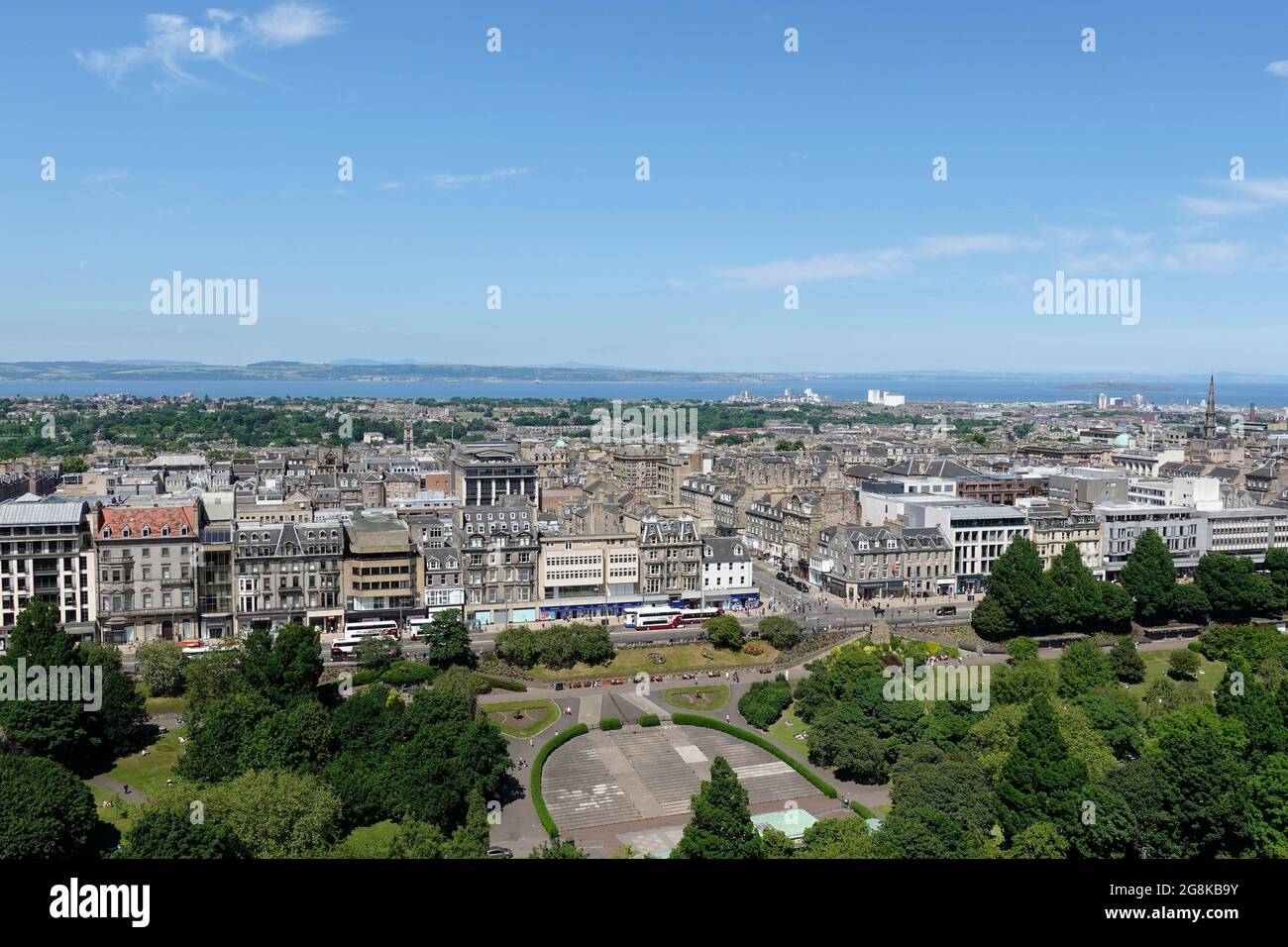 Eine Luftaufnahme der Princes Gardens und der Skyline von Edinburgh Stockfoto