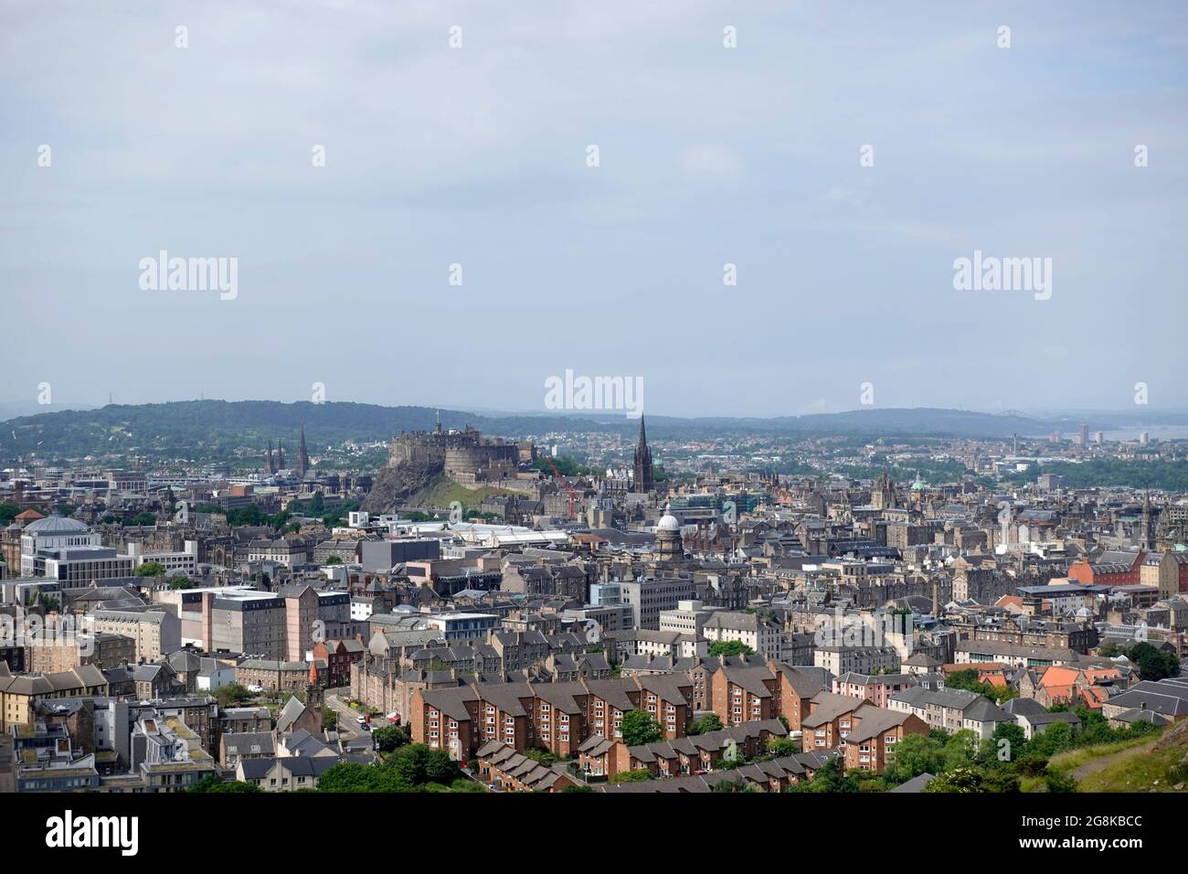 Eine Luftaufnahme des Edinburgh Castle und der Skyline von Arthur's Seat Stockfoto