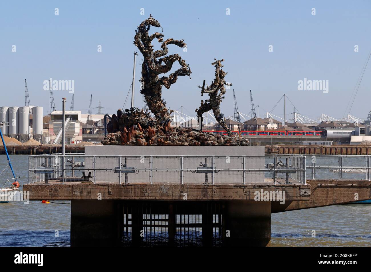 Ein Blick auf die öffentliche Skulptur Hydra und Kali von Damien Hirst Stockfoto