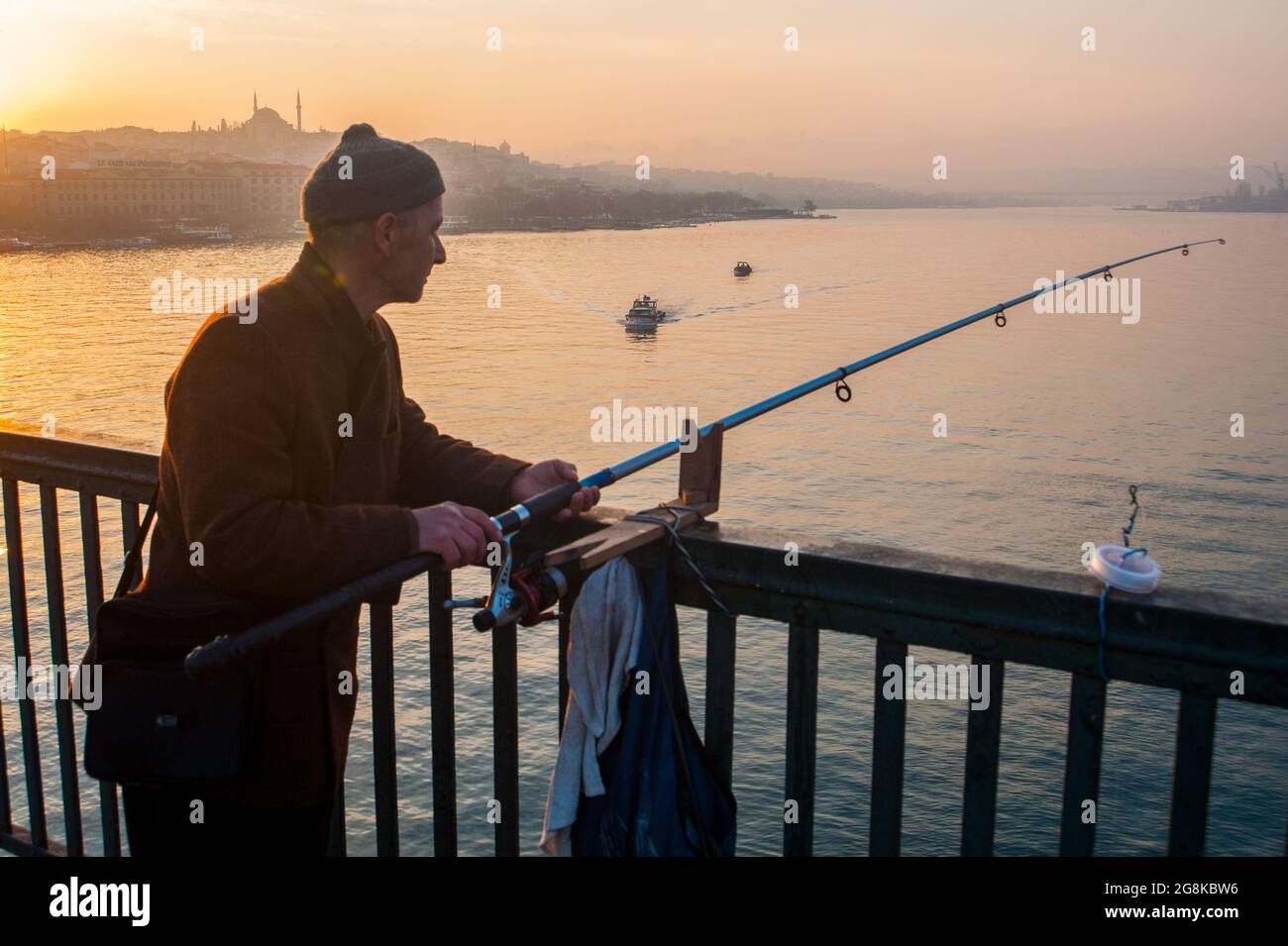 Bayoglu,İstanbul/Türkei - 03/28/2011:Ein Mann, der auf der Unkapanı-Brücke angeln wird,İstanbul Stockfoto