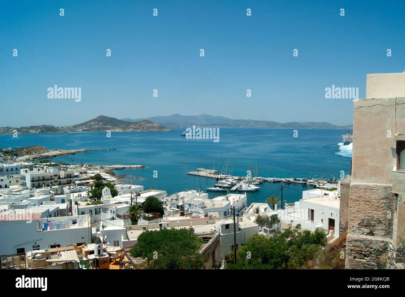 Naxos Insel Griechenland Hafenblick von der Altstadt dramatische Hochwinkellandschaft Blick über den schönen Hafen und Bucht Blauer Himmel bietet Kopieplatz Stockfoto