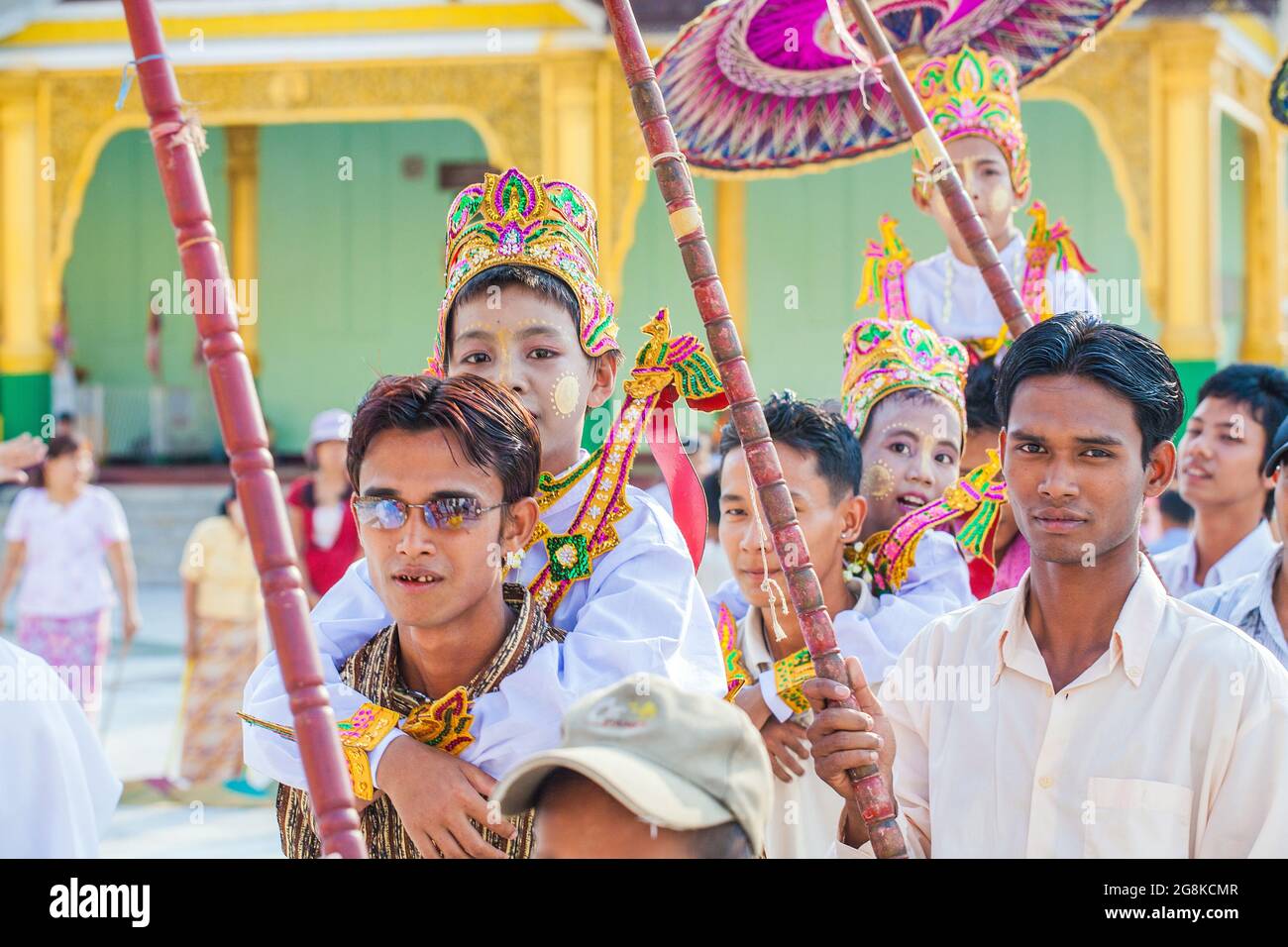 Junge Jungen werden zu ihrer Noviziationszeremonie für Shinbyu-Novizen in die Shwedagon Pagode, Yangon (Rangun), Myanmar (Burma) getragen Stockfoto