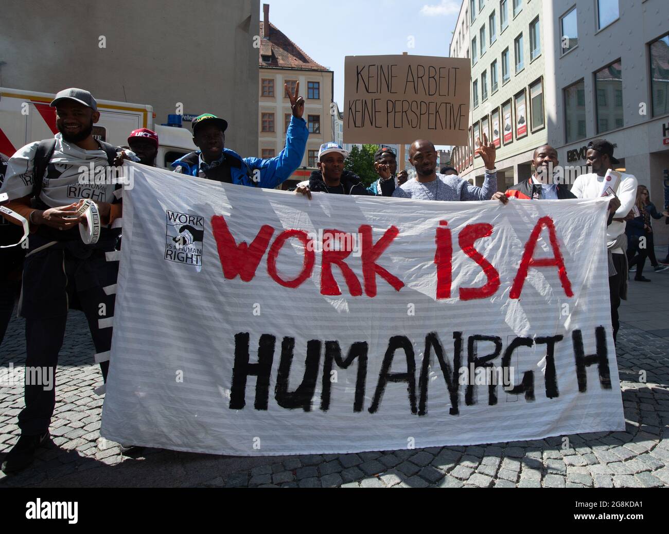 Flüchtlinge, die um das Recht auf Arbeit bitten. Am 1.5.2019 demonstrierten einige Tausend Menschen beim MayDay-Protest in München. (Foto von Alexander Pohl/Sipa USA) Stockfoto