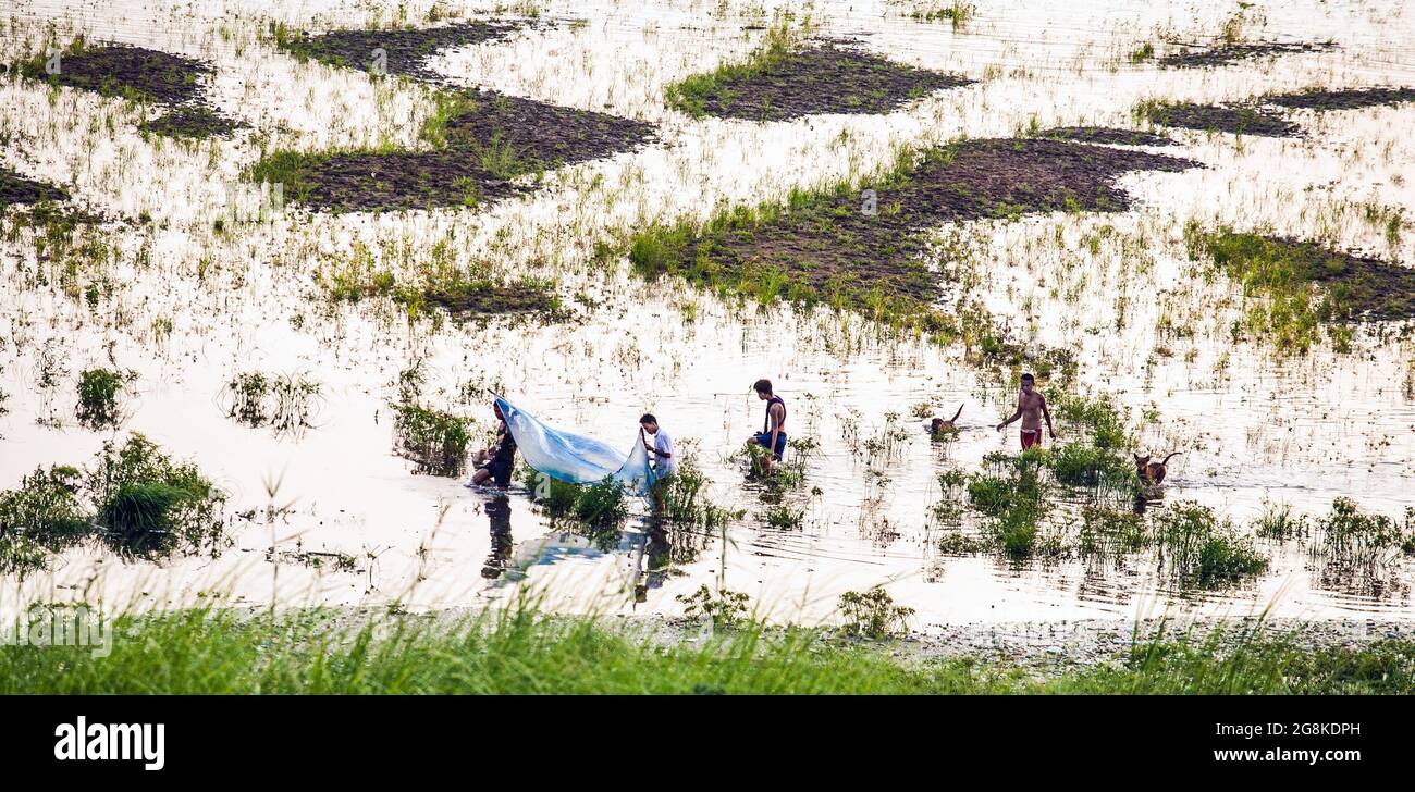 Malerische Panoramalandschaft mit birmanischen Männchen, die Planen durch den See, Pyay, Myanmar ziehen Stockfoto
