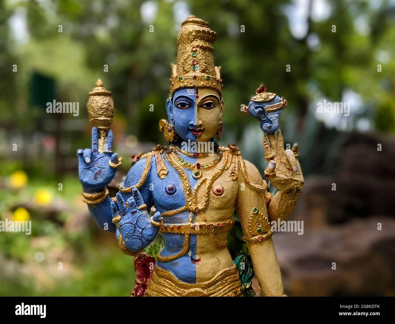 Frontansicht von Herrn Shiva-Parvathi Ardanarishwara Avatar Idol isoliert in natürlichen Steingarten in Tirumala: Tirumala, Andhra Pradesh, Indien-Juli 1 Stockfoto