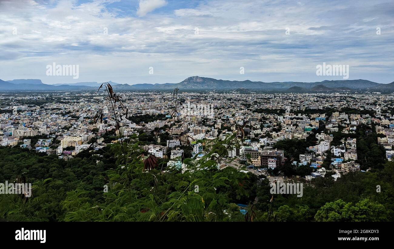 Schöne Ansicht der Stadtlandschaft Tirumala Ghat Straße: Tirumala, Andhra Pradesh, Indien-Juli 11.2021 Stockfoto