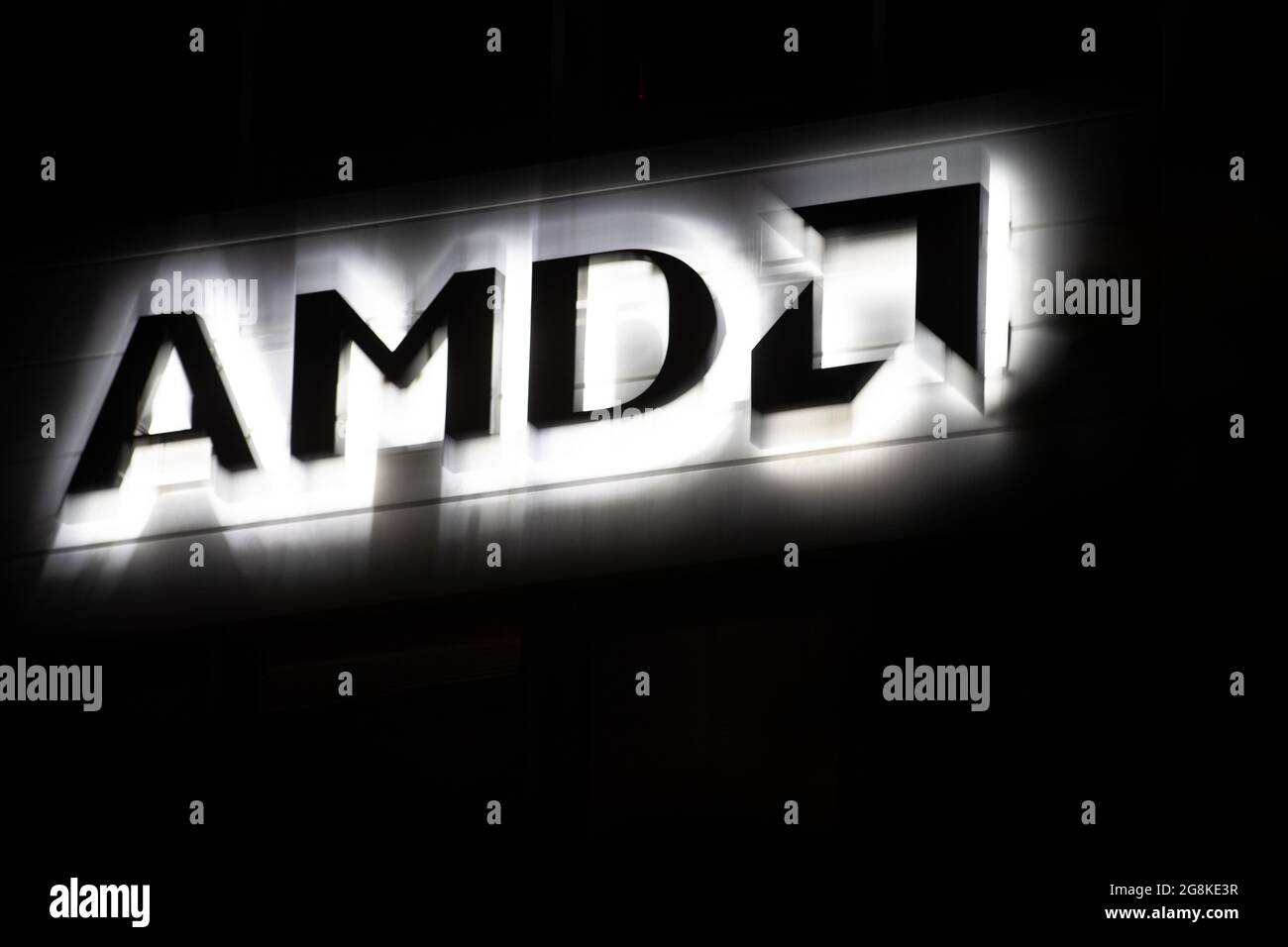 Aschheim, Deutschland. Juli 2020. Gezoomtes Bild vom Logo des Chip-Entwickler Advanced Micro Devices - AMD an seinem Standort in Aschheim bei München. -- vergrößertes Bild des Logos AMD bei Nacht in München, Deutschland. (Foto: Alexander Pohl/Sipa USA) Quelle: SIPA USA/Alamy Live News Stockfoto