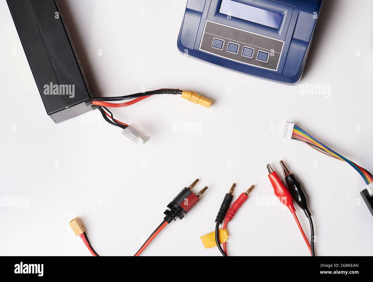 Kabel für Batterieanschluss und Ladegerät isoliert im Studio-Hintergrund Stockfoto