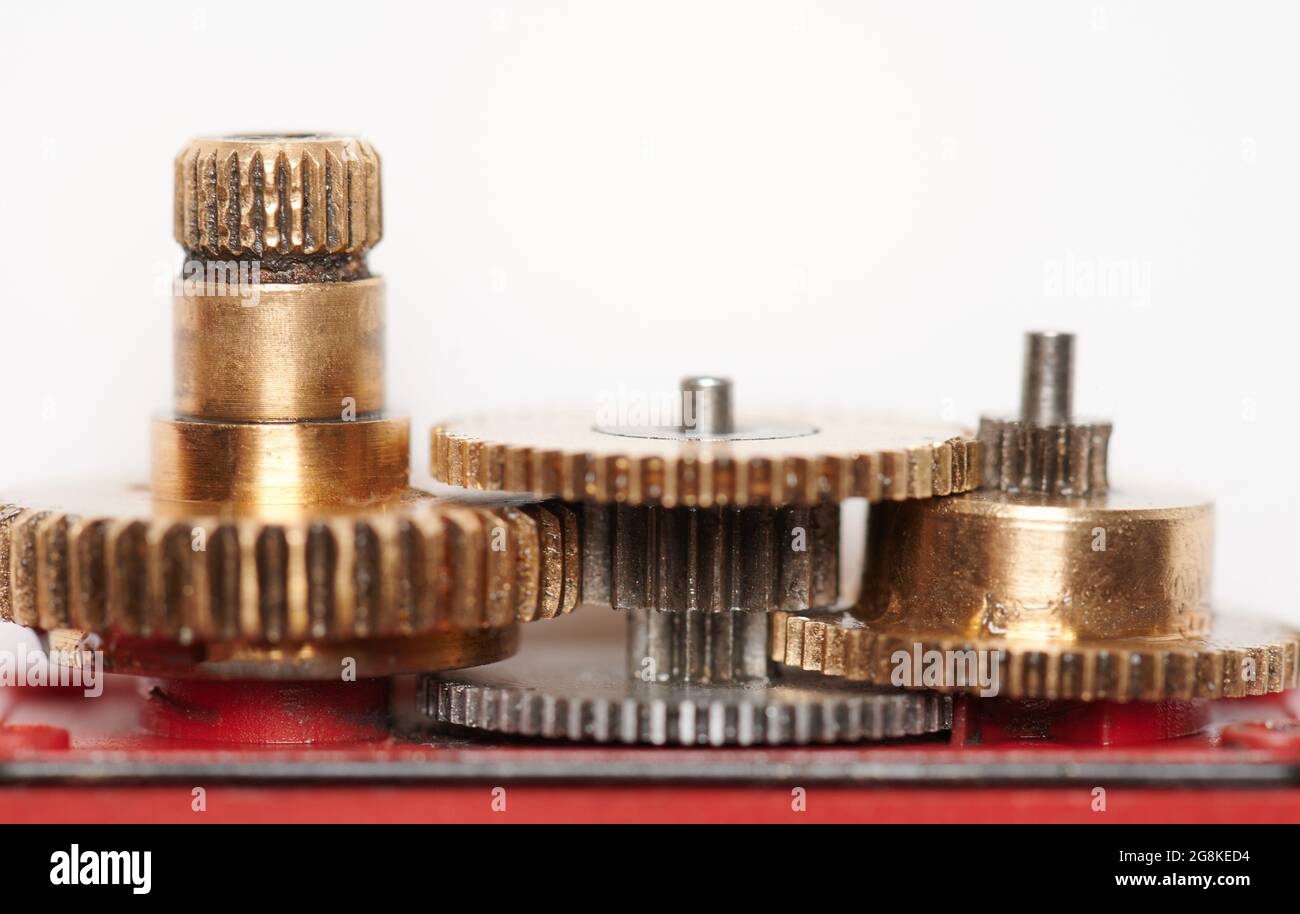 Mechanische Verbindung der Zahnräder in Goldfarbe. Nahaufnahme des Drehmechanismus Stockfoto