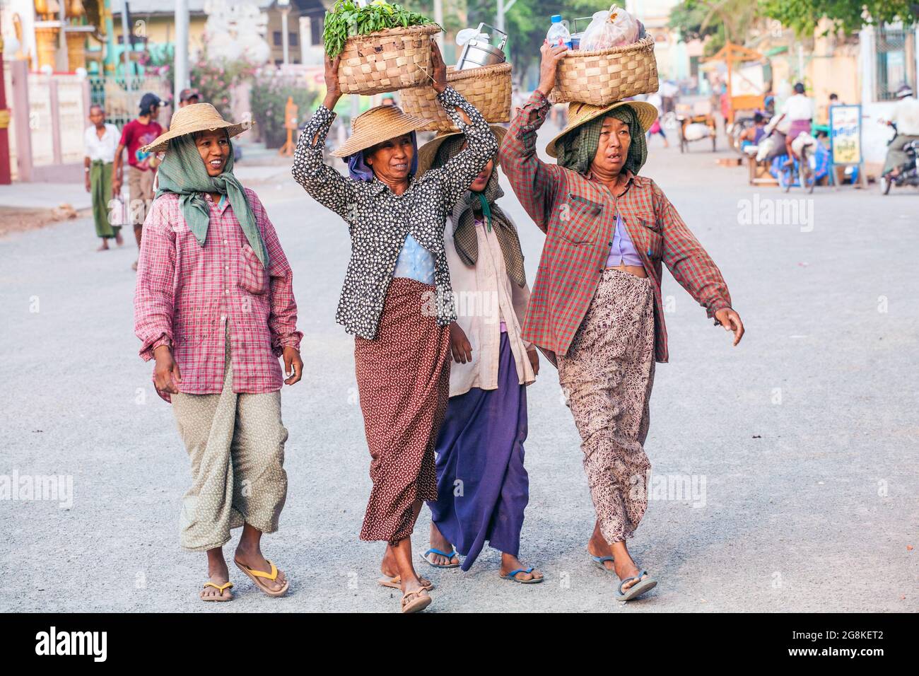 Gruppenfoto von burmesischen Arbeiter im Straßenbau, die Körbe auf dem Kopf tragen, Monywa, Myanmar Stockfoto