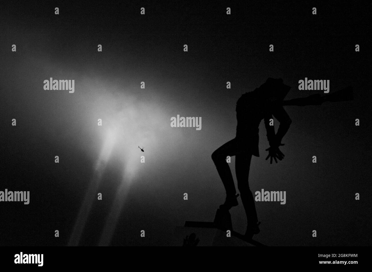Das Katyn Memorial Silhouetten bis September 11 Tribute Lights in Black and White. Stockfoto