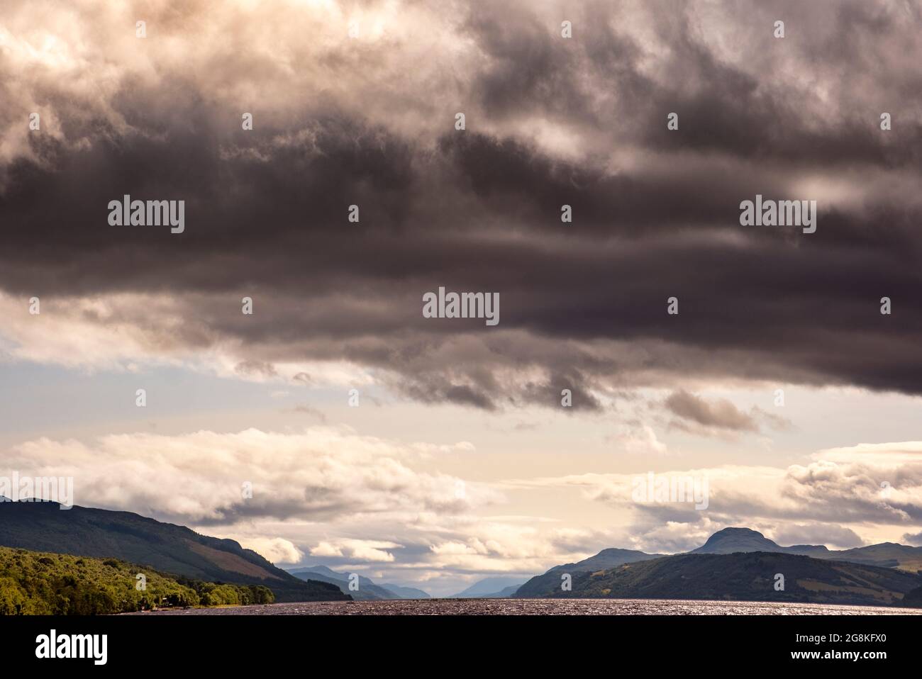 Blick auf das Great Glen von Dores aus mit Loch Ness, der sich in die Ferne erstreckt. Stockfoto