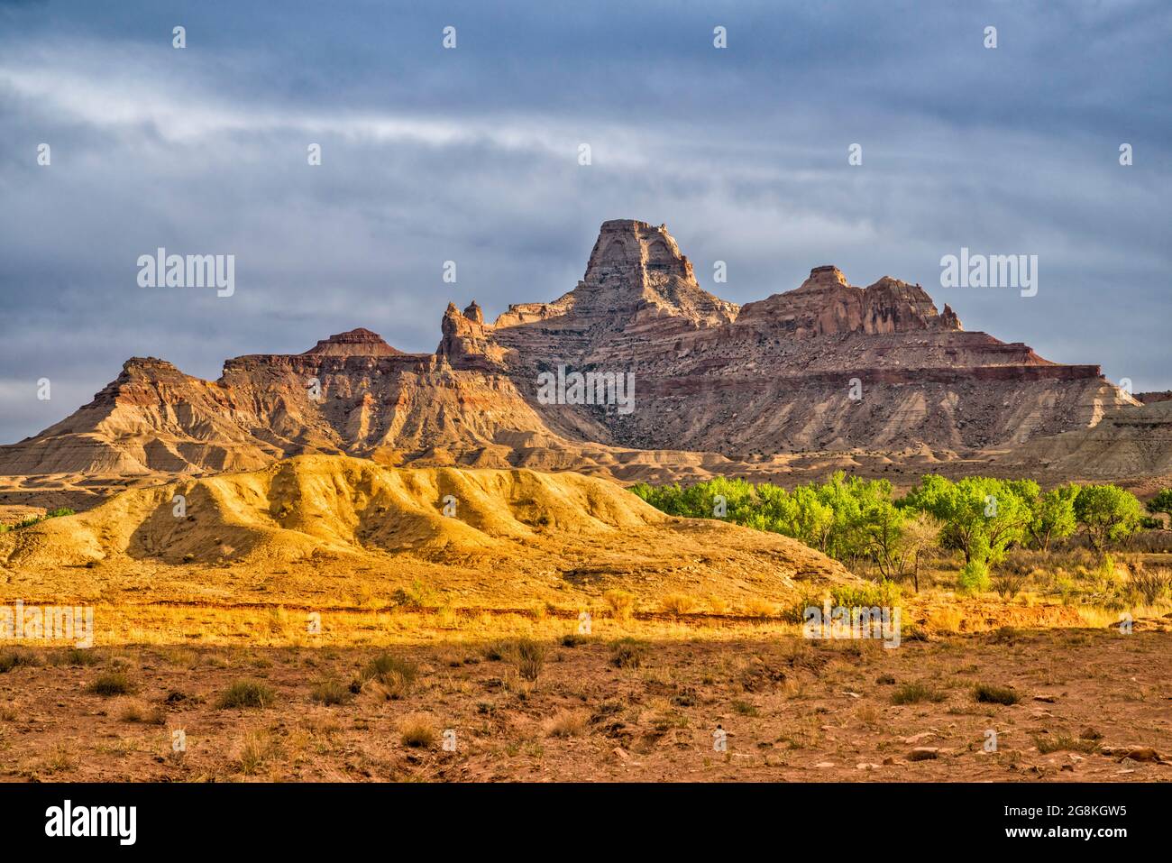 Window Blind Peak über dem San Rafael River, Mexican Mountain Road, bei Sonnenuntergang, in der Nähe von Buckhorn Wash, San Rafael Swell Area, Utah, USA Stockfoto