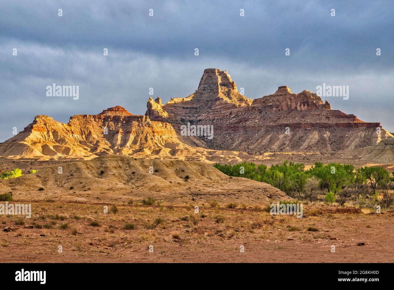 Window Blind Peak über dem San Rafael River, Mexican Mountain Road, bei Sonnenuntergang, in der Nähe von Buckhorn Wash, San Rafael Swell Area, Utah, USA Stockfoto