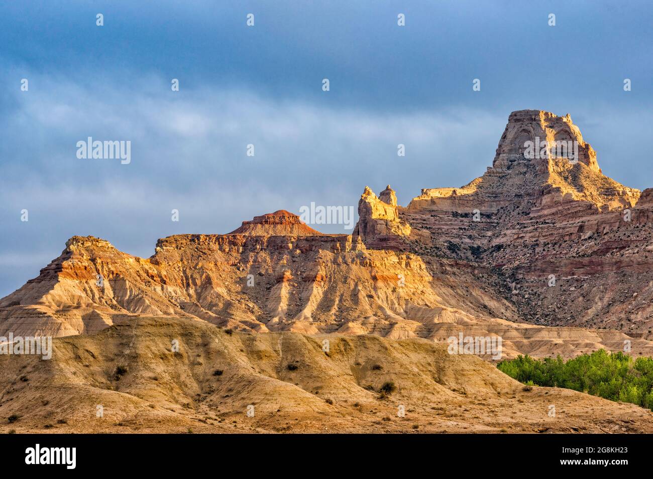 Window Blind Peak über dem San Rafael River, Mexican Mountain Road, bei Sonnenuntergang, in der Nähe von Buckhorn Wash, San Rafael Swell Area, Utah, USA Stockfoto