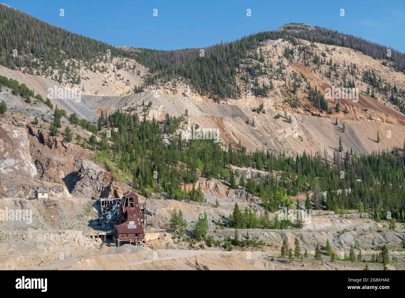 Monarch, Colorado - Alte Bergbaugebäude unterhalb des Monarach Ridge und der kontinentalen Kluft im Süden Colorados. Stockfoto