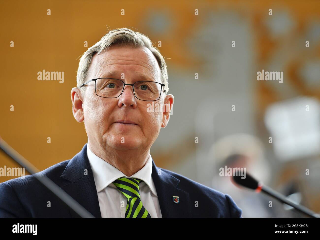 21. Juli 2021, Thüringen, Erfurt: Der Thüringer Ministerpräsident Bodo Ramelow (die Linke) sitzt im Plenarsaal des Thüringer landtags. Die Abgeordneten beschäftigen sich in einer Frage- und Antwortsitzung mit der gescheiterten Selbstauflösung des landtags. Das Thema mit dem Titel "Ursachen, Entscheidungen und Schlussfolgerungen am 19. Juli 2021" wird auf Antrag der linken Fraktion aufgerufen. Nach Plänen der Linken, der SPD und der Grünen hätte sich der landtag am 19. Juli auflösen sollen. Die Sondersitzung und die Abstimmung darüber wurden jedoch abgesagt, weil sie zu cle geworden war Stockfoto 21. Juli 2021, Thüringen, Erfurt: Der Thüringer Ministerpräsident Bodo Ramelow (die Linke) sitzt im Plenarsaal des Thüringer landtags. Die Abgeordneten beschäftigen sich in einer Frage- und Antwortsitzung mit der gescheiterten Selbstauflösung des landtags. Das Thema mit dem Titel "Ursachen, Entscheidungen und Schlussfolgerungen am 19. Juli 2021" wird auf Antrag der linken Fraktion aufgerufen. Nach Plänen der Linken, der SPD und der Grünen hätte sich der landtag am 19. Juli auflösen sollen. Die Sondersitzung und die Abstimmung darüber wurden jedoch abgesagt, weil sie zu cle geworden war Stockfoto